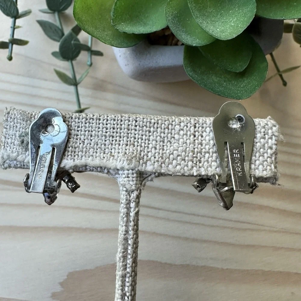 Vintage Kramer Starburst Clip Earrings 1 Inch Clear Crystal‎ Rhinestones Elegant